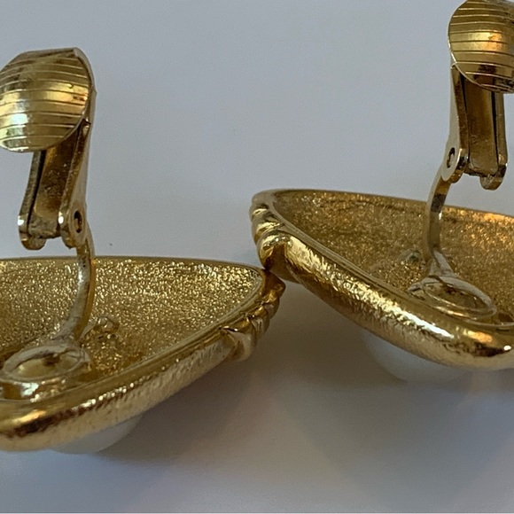 Vintage Crown Trifari Gold Tone Faux Pearl Earrings - Picture 6 of 8